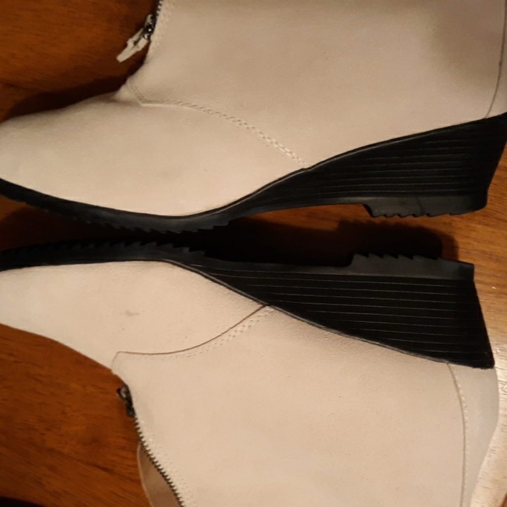 Boots - Picture 4 of 6